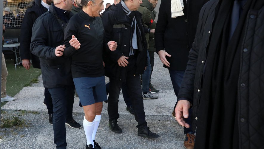 France:France: Eric Zenmour chassé d’une salle de foot par le frère de Zinedine Zidane (Vidéo) Eric Zemmour chassé d’une salle de foot par le frère de Zinedine Zidane (Vidéo)