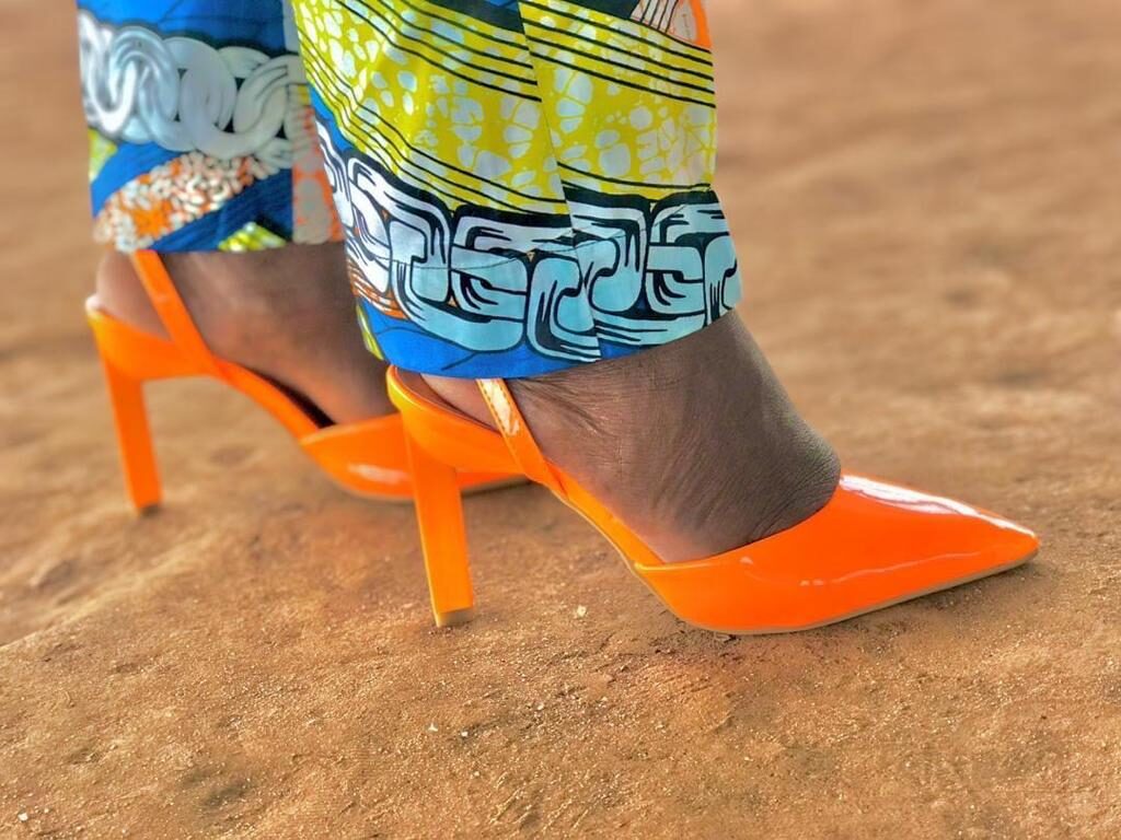 un pasteur porte des chaussures de femme