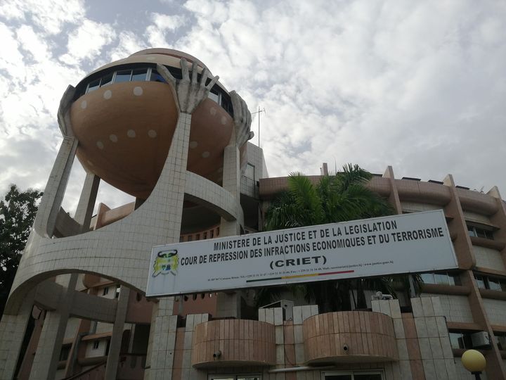 Procès évasion de l'ancien maire d'Abomey-Calavi : Deux policiers condamnés à 24 mois de prison
