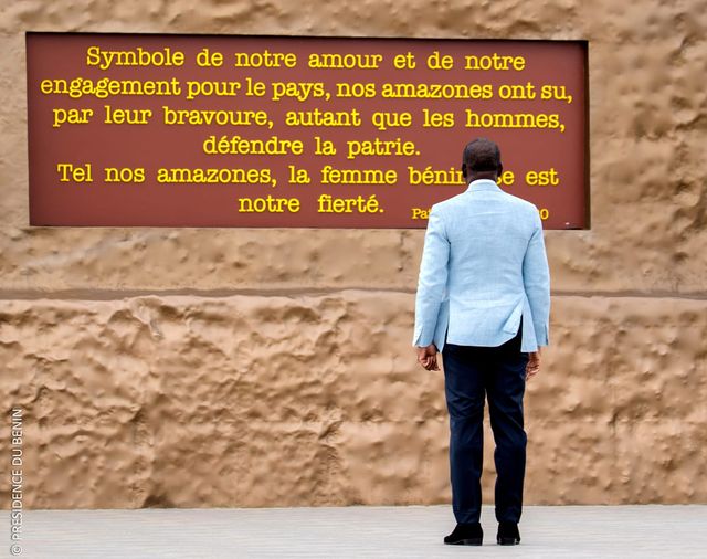Polémique sur le mot ‘‘tel’’ inscrit sur la statue de l’Amazone : Le Porte-parole du Gouvernement réagit et clarifie