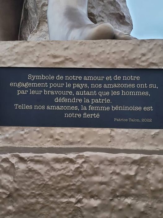 Bénin : correction du mot tel inscrit sur la statue de l'amazone