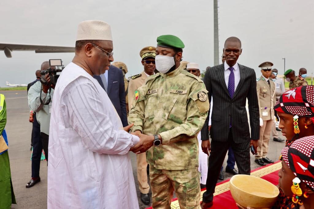 En visite au Mali : Macky Sall accueilli à l’aéroport par Assimi Goïta (Images)