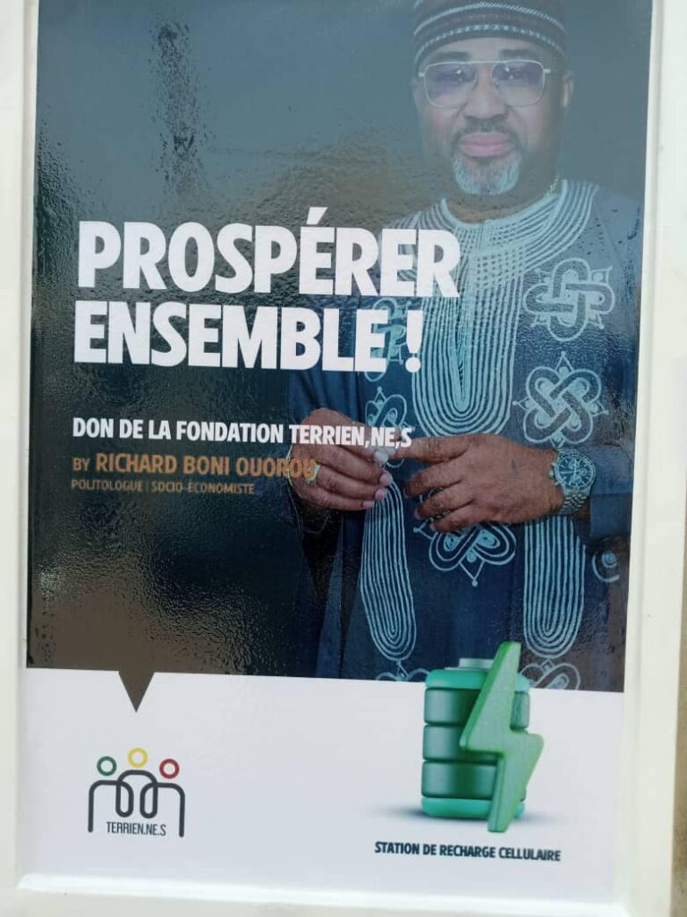 Bénin : La fondation Terrien.nes de Richard Boni Ouorou installe des stations de recharges de téléphones dans plusieurs villages