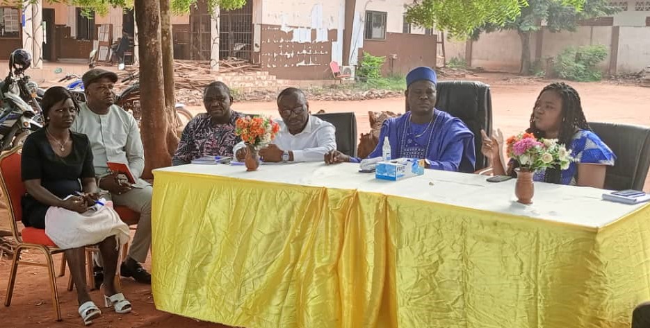 Séance de travail entre le secrétariat exécutif de la mairie d’Abomey-Calavi et le Conseil d’arrondissement de Zinvié