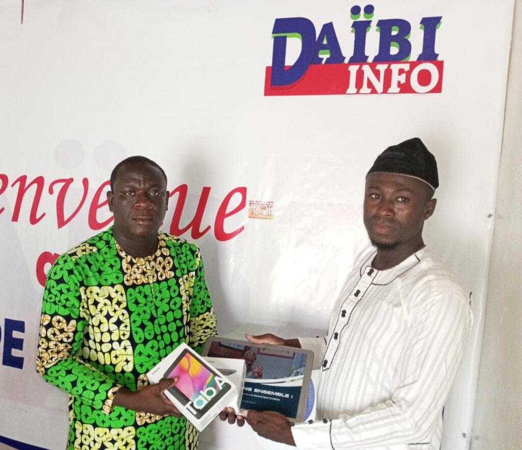 Don de tablette et ordinateur : la fondation Terrien-nes accompagne la radio Daïbi