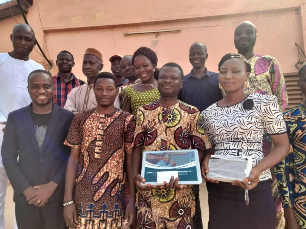 La Campagne de distribution gratuite de tablette et ordinateur de la fondation Terrien-nes s’étend à Nanto Fm