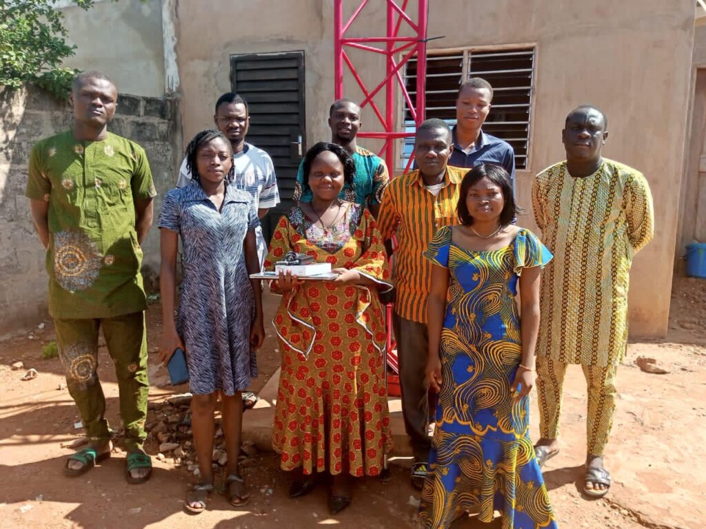 Dons de tablettes et ordinateurs à Honougbo et Dogbo Fm par la fondation Terrien-nes