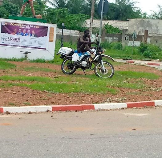 Fou défie policier à Comè : il s’assied tranquillement sur une moto de la police et fait séance photo