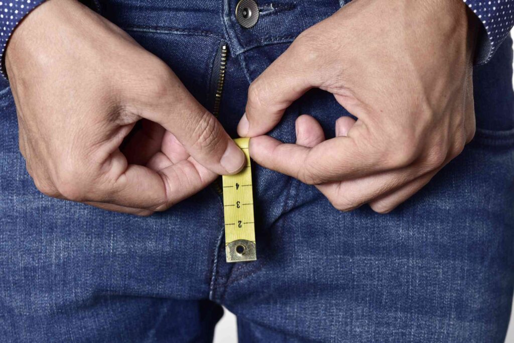 Petit ou micro pénis : astuces et conseils pour avoir des rapports sexuels satisfaisants