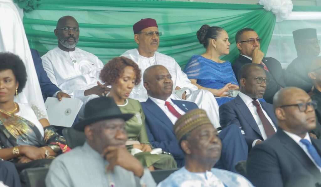 Pas trop souriant, des images de Patrice Talon à l’investiture de Bola Tinubu