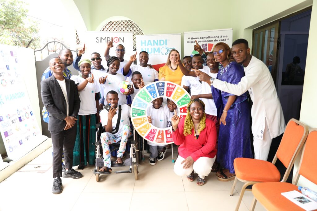 Projet HANDINUM : Société Inclusive Bénin et Simplon forment 12 jeunes en situation d’handicap au métier de référent digital