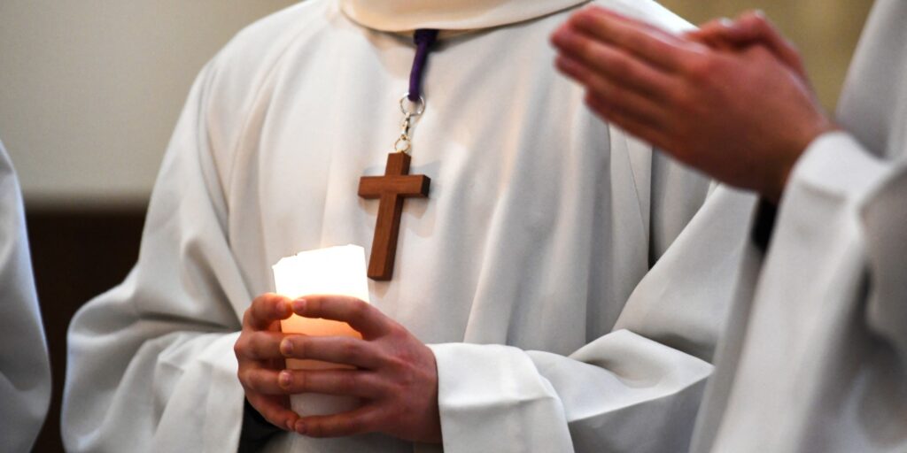 Un prêtre français se donne la mort, la raison
