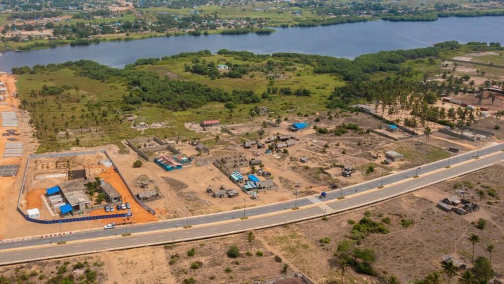 En raison du démarrage imminent des travaux physiques de réalisation des infrastructures prévues sur le périmètre des 80 hectares, situé entre Togbin et Adounko, et faisant suite aux formalités légales de dédommagement des personnes affectées et au renvoi judiciaire à la prise de possession dudit périmètre, les personnes affectées qui occupent encore leurs terrains, physiquement ou matériellement, sont invitées à libérer impérativement les lieux dans un délai de quinze (15) jours, courant du 23 janvier au 06 février 2024.
