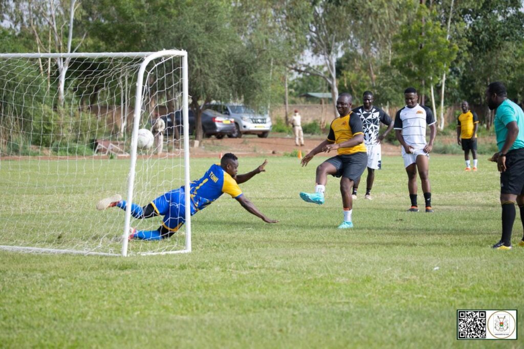 L’équipe de la Présidence du Faso, en match de gala retour, a battu, le 29 juin dernier, une sélection de footballeurs professionnels nationaux et internationaux de notre pays, par le score de 3 buts à 2, dont un doublé du Chef de l’Etat, le Capitaine Ibrahim TRAORE.