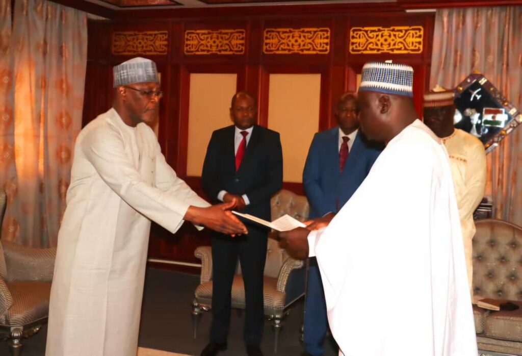 Présentation ce mardi 06 aout 2024 à Niamey au Niger, des copies figurées des lettres  de créances par l'Ambassadeur Gildas Djobloski AGONKAN au Ministre des Affaires étrangères nigérien, Monsieur Bakary Yaou SANGARÉ
