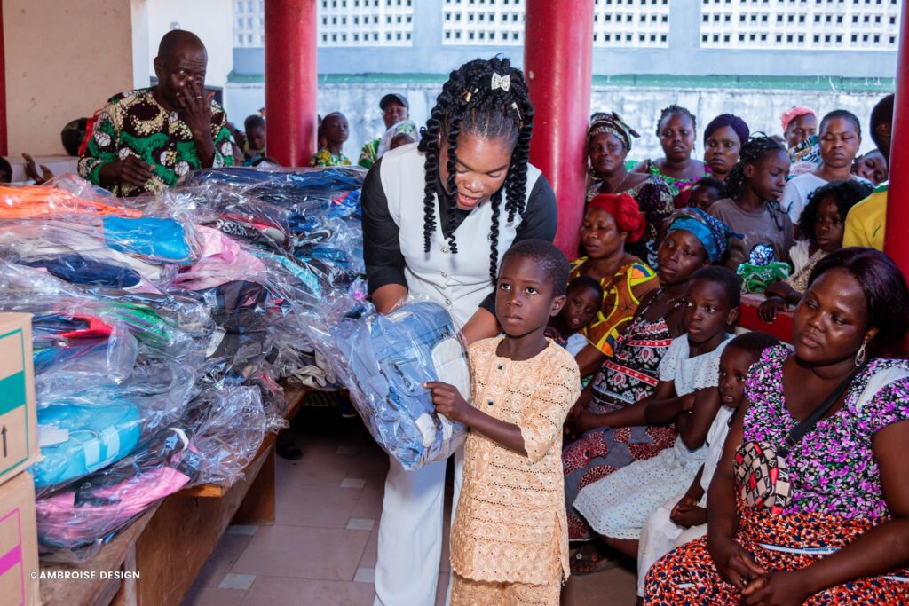Rentrée scolaire 2024-2025 : Nadine Okoumassoun offre des kits scolaires à plus de 400 enfants démunis à Cotonou
