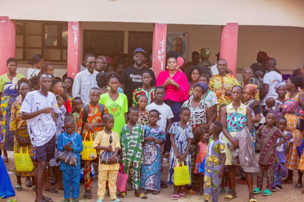 Dons de vivres aux enfants du 12è arrondissement de Cotonou: Nadine Okoumassoun fait parler son coeur