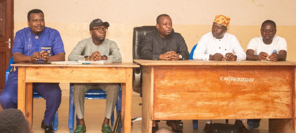 Le Ministre Conseiller au Tourisme, à la Culture, aux Arts et aux Sport était dans les locaux de la mairie d’Abomey-Calavi sur invitation des membres de la Commission Affaires sociales culturelles et sportives. Objectif, recevoir le point de l’évolution des préparatifs de la semaine sportive que la municipalité entend prochainement organiser. C’était ce vendredi 2 mai 2025.
