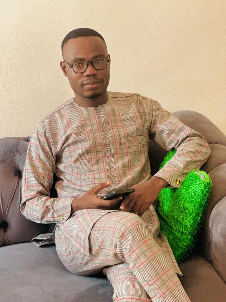 Emmanuel Dossa apporte son soutien ) Joël Aïvo et Rekyath Madougou