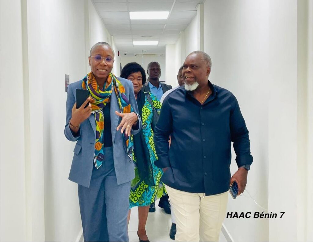 Au lendemain du coup d’État déjoué par les Forces Armées Béninoises, le Président de la Haute Autorité de l’Audiovisuel et de la Communication du Bénin, M. Edouard C. LOKO et une délégation se sont rendus dans la matinée de ce lundi 08 décembre 2025, à la direction générale de la Société de Radio et de Télévision du Bénin (SRTB SA).