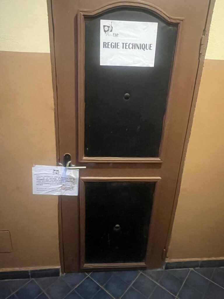 Emission en violation de la décision n°25-079 du 13 novembre 2025 de la Haac : les équipements de la radio « 𝗔Ï𝗙𝗔 𝗙𝗠 » mis sous scellés