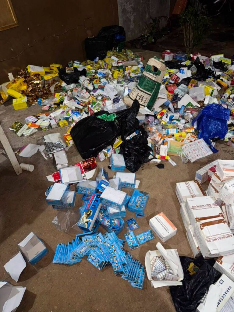 4ème arrondissement de Porto-Novo: 280 kilogrammes de faux médicaments saisis par la police, une grossiste interpellée.