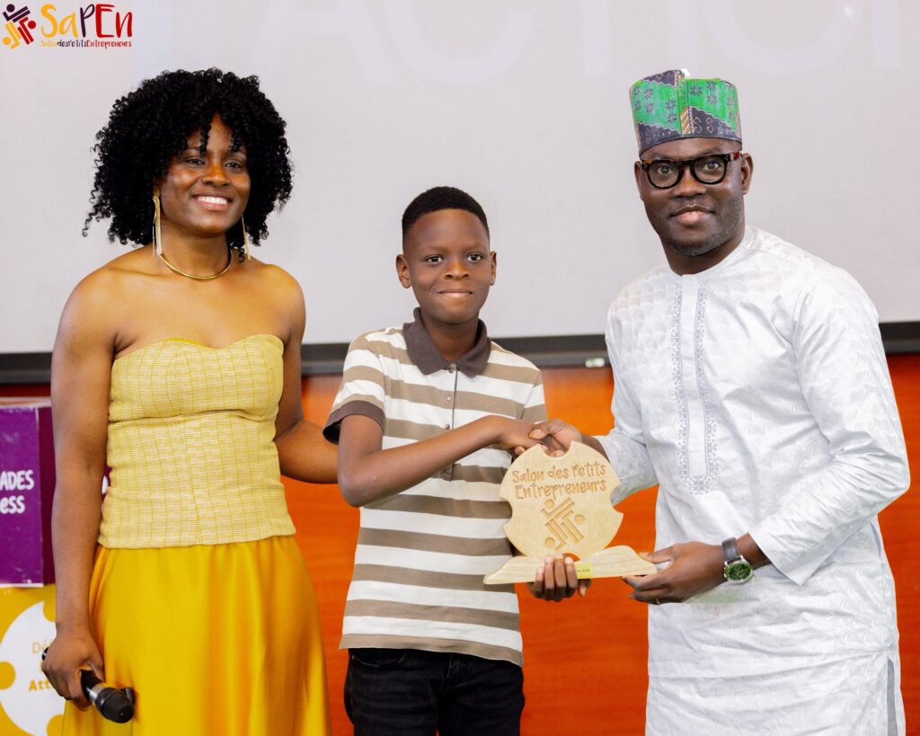 La 5ème Edition du Salon des Petits Entrepreneurs (SaPEn) a livré son verdict ce samedi 25 juillet 2026 par un diner de gala qui s’est déroulé à Cotonou. Entre autres temps fort de cette soirée de restitution, la distinction des meilleurs participants à cette initiative de l’Ong Global Actions.