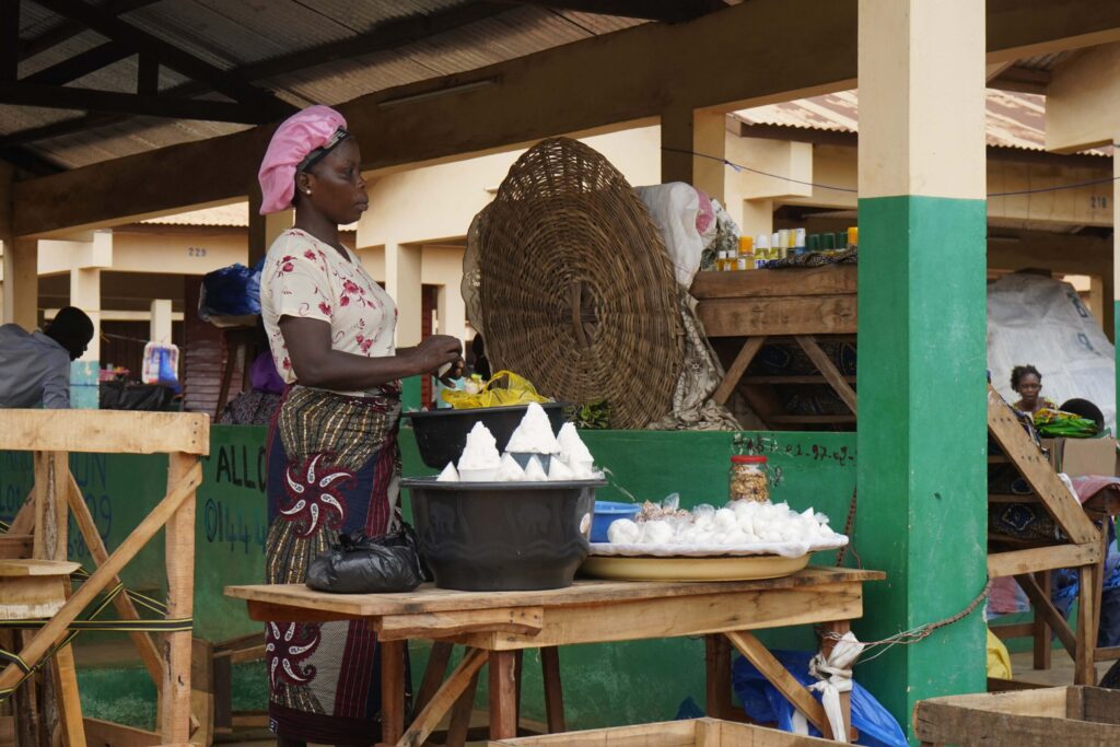 Le Plan de Développement Communal 4ème Génération de la Commune d’Abomey-calavi a fait du bien-être et de l’épanouissement des femmes, des jeunes ainsi que de toutes les couches vulnérables de la commune une priorité. Un objectif crucial du Programme 2 intitulé « Services sociaux communautaires et autonomisation axée sur le genre ». Voici quelques grandes lignes.