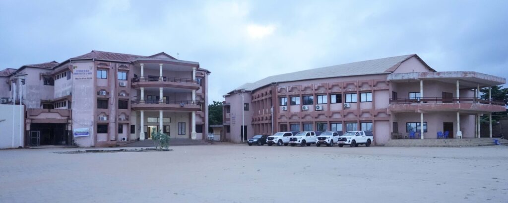 Les autorités en charge de la commune d’Abomey-calavi nourrissent de nobles ambitions pour le développement de la plus grande cité dortoir du Bénin. Dans une démarche planifiée et structurée, ces dernières ont élaboré des projets et programmes phares pour faire d’Abomey-calavi, l’un des pôles urbains les plus attractifs de la République du Bénin à l’horizon 2029.